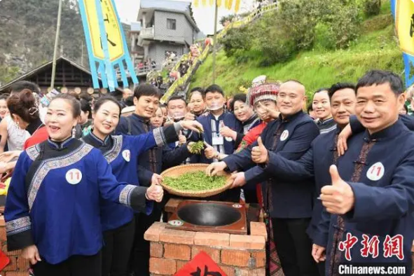 关于非遗村茶大赛 湖南湘西14支制茶队指尖较量“真功夫”的最新消息(5)