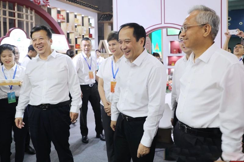 有关于品味  茶汤入口圆润细腻、饱满醵厚、甜  润顺滑;浓郁的樟香中携带缕缕熟香与糯香,纯净无杂味、滋味协调好,呈现出别