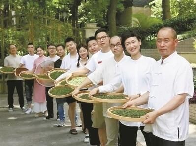 有关于景区“茶二代”炒茶班再吹“集结号”的内容(1)