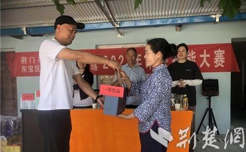 关于荆门市马河镇成功举办标准化茶叶采摘技能大赛的资讯(2)