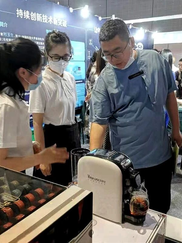 有关于“三茶”融合创新发展论坛暨饮号智能茶艺师新闻发布会在上海国家会展中心举行的资讯(10)