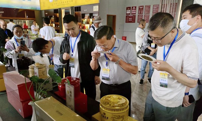 有关于名山区政协主席倪林出席2023年四川茶业科技年会并作“三茶统筹·名山模式”经验交流发言的资讯