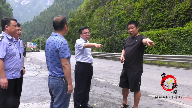 关于邓晓东深入红石林镇调研茶产业发展情况的新闻(4)