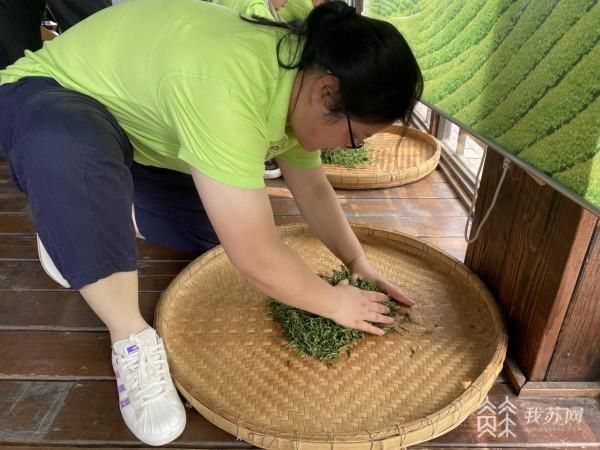 有关于40名炒茶能手齐聚 “江宁好茶” 炒制大赛火热“开炒”的最新消息(2)