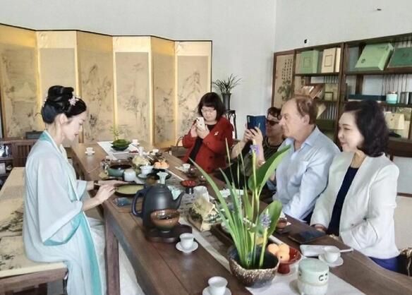 关于以茶为媒：联合国教科文使团代表一行做客黄山“朝代茶馆”的相关信息(1)