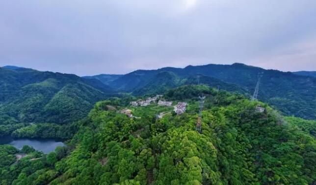 有关于安徽贵池霄坑村：以茶旅融合助推乡村振兴的最新消息