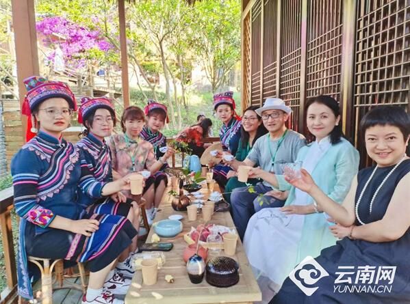 有关于红河州举行首届哈尼茶文化论坛暨文化和自然遗产日活动的新闻(2)