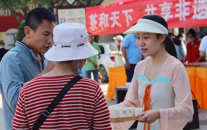 有关于勐海县举办2023年“茶和天下 共享非遗”公益奉茶活动的内容(3)