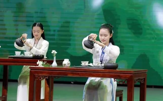 关于迎接国际茶日，“小茶人”展示学习成果的消息(3)