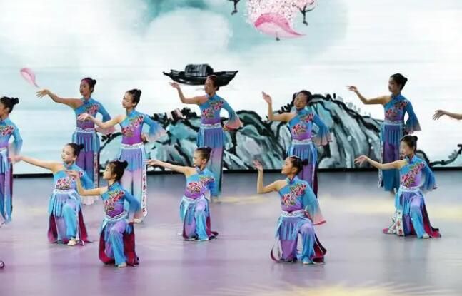 关于迎接国际茶日，“小茶人”展示学习成果的消息(4)