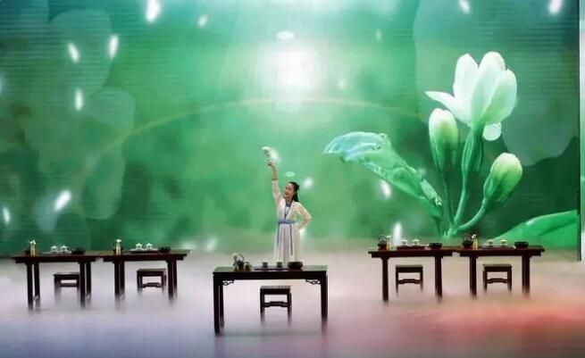 关于迎接国际茶日，“小茶人”展示学习成果的消息