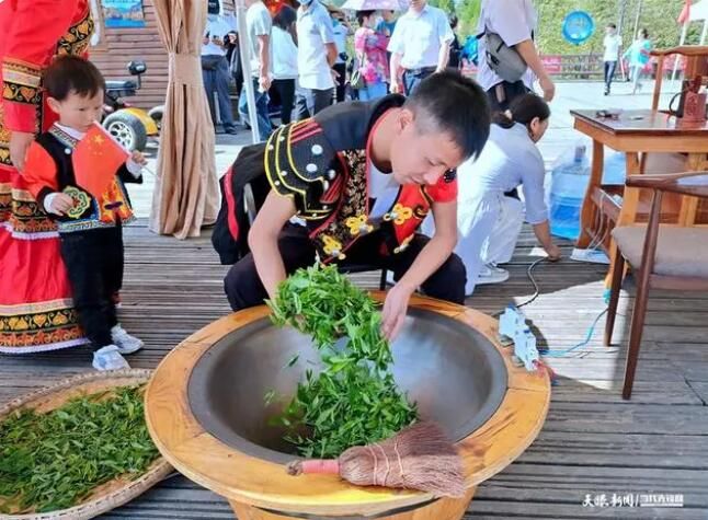 关于百里山水 花美茶香——毕节市百里杜鹃茶旅融合新观察的信息(1)