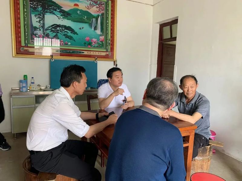 关于池州市政协副主席刘会秋赴小河镇调研茶叶产业发展的新闻(1)