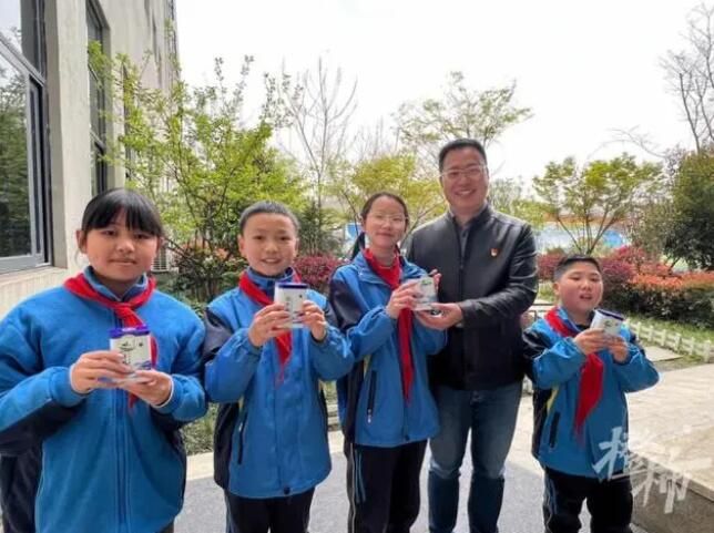 有关于采了4.6斤西湖龙井！卖鱼桥小学屋顶茶园2000棵茶树开采春茶的相关内容(8)