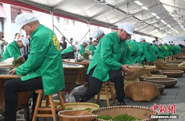 关于浙江杭州：西湖龙井茶炒茶王大赛举行的相关信息(4)