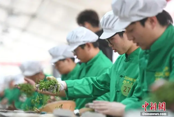 关于浙江杭州：西湖龙井茶炒茶王大赛举行的相关信息(1)