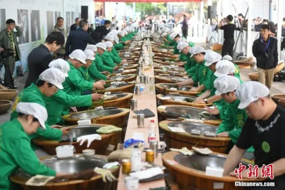 关于浙江杭州：西湖龙井茶炒茶王大赛举行的相关信息