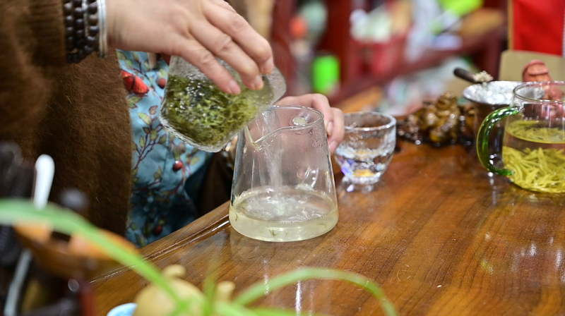 有关于产销两旺！都匀毛尖抢“鲜”赶制中……的相关内容(5)