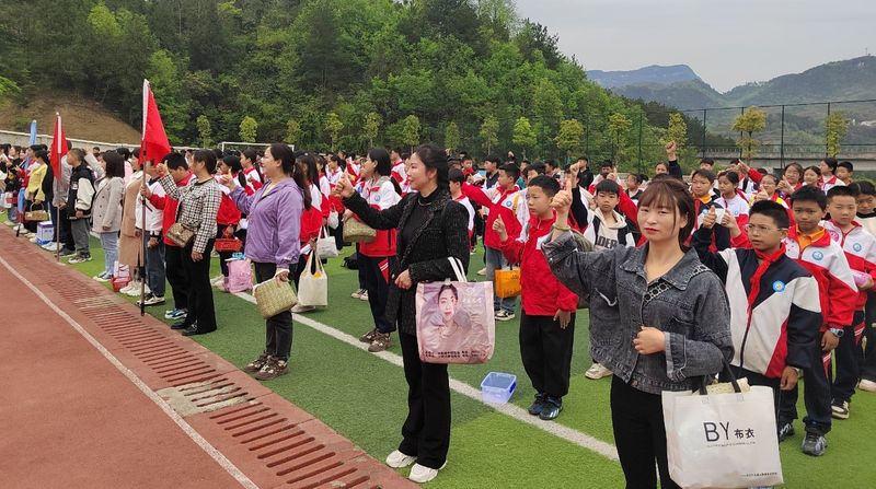 关于正安五小开展采茶劳动实践活动的内容(1)