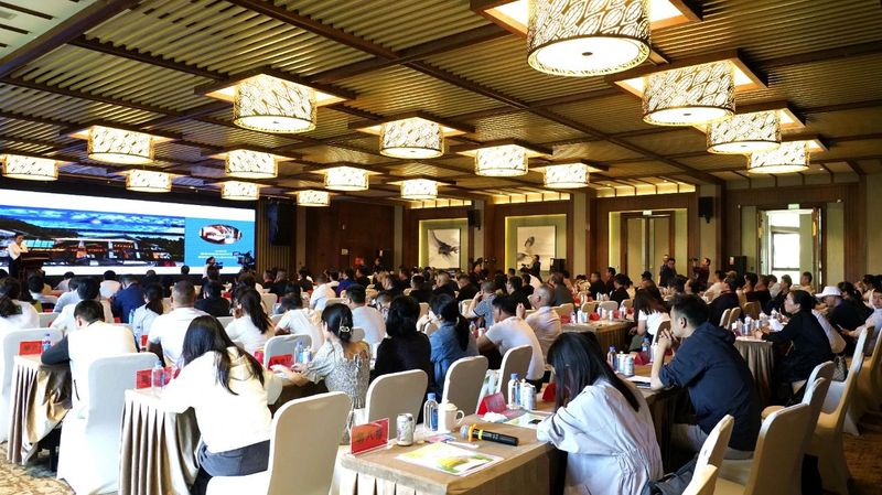 关于遵义市招商引资推介会暨湄潭创建“全国新茶饮集聚区”发展论坛举行的消息