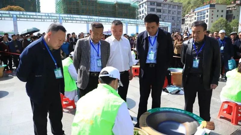 关于传承匠心，云集赛茶！2023年镇巴毛尖手工制作技能大赛开赛的新闻(5)