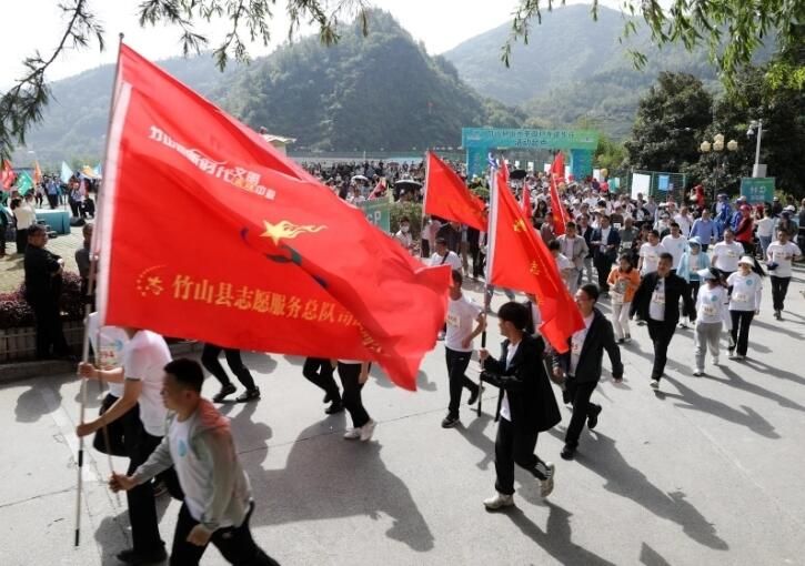 有关于湖北竹山：千人徒步“丈量”山水茶园的最新消息(5)