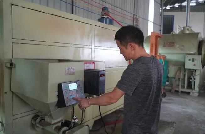 关于岑巩县思旸镇:山上采茶忙 山下茶飘香的相关内容(1)