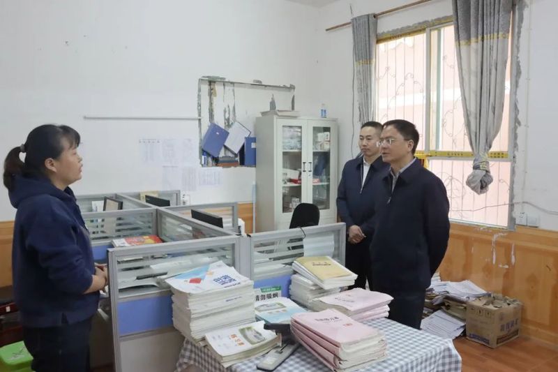 关于杨雪峰到煎茶镇调研校园建设和茶产业发展情况的消息