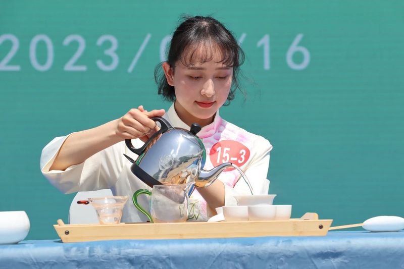 有关于第十四届“贵州绿茶”杯全民冲泡大赛今日落幕 贵州学子和湖北游客共享最高荣誉的资讯(9)