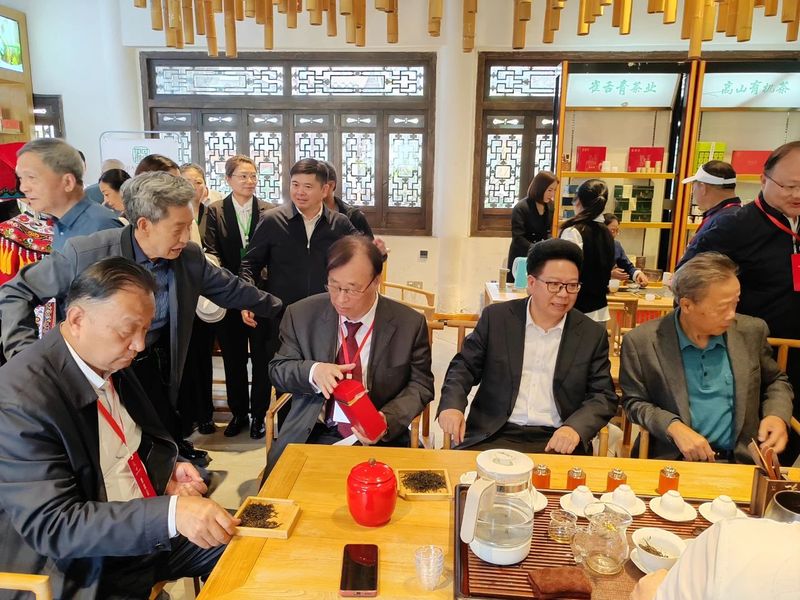 关于首届贵州古茶文化节今日在毕节市七星关区开幕，翟虎渠会长出席并致辞的信息(6)