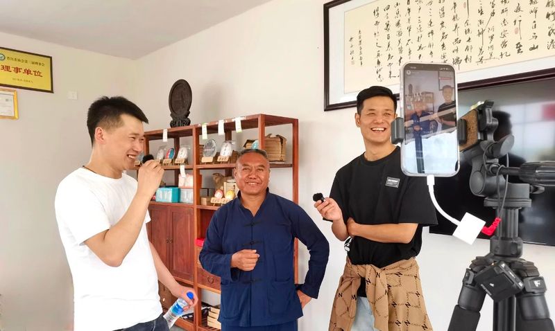 有关于思茅港镇寻味老安寨揭秘贡茶园暨老安寨2023年开采节如约而至！的相关内容(14)