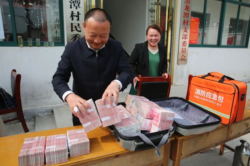 关于上山收鲜叶 下村送现金 茶农说今年鲜叶价格是历年来最高的相关信息