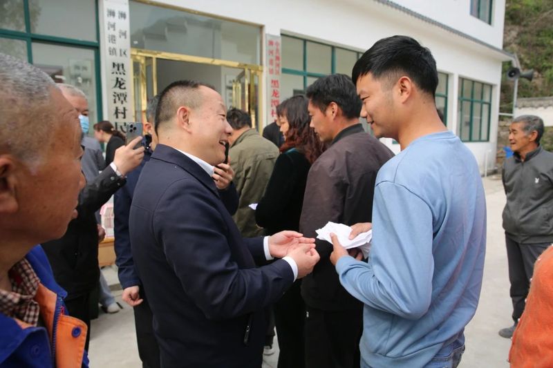 关于上山收鲜叶 下村送现金 茶农说今年鲜叶价格是历年来最高的相关信息(7)