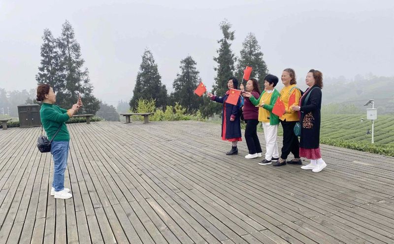 有关于“休闲湄潭·寻茶问道”游茶园览茶山首发仪式举行的新闻(2)