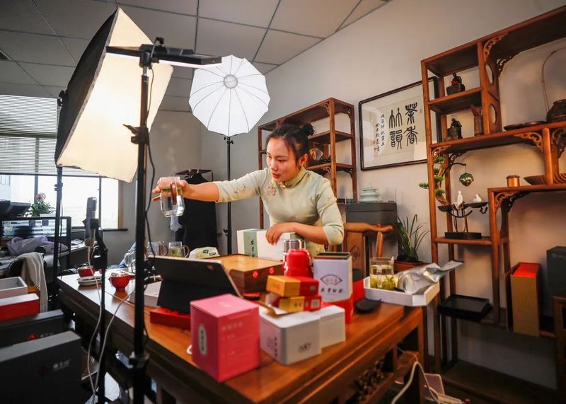 有关于春色满园茶韵香 巾帼助农采茶忙的相关内容(10)