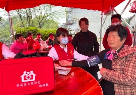 有关于春色满园茶韵香 巾帼助农采茶忙的相关内容(11)