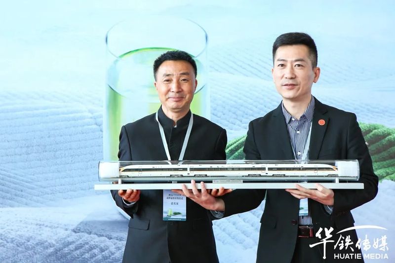 有关于热烈祝贺“理真·蒙顶山茶”高铁专列首发的消息(10)