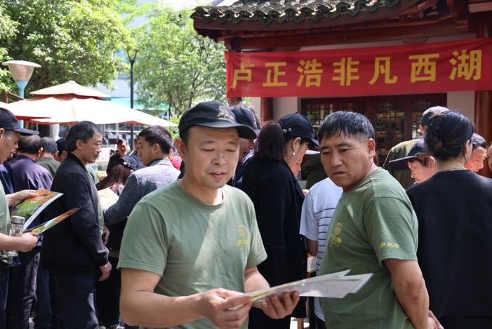 有关于一年一年春茶季，一锅一锅龙井香：卢正浩百人炒茶团手工炒茶圆满结束的资讯(2)