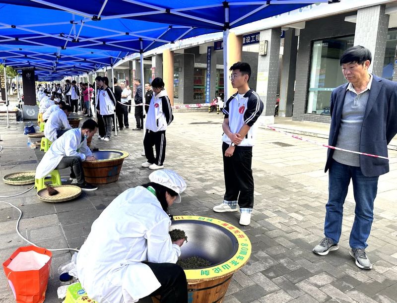 有关于2024中国好绿茶大会暨第16届贵州茶产业博览会回味“湄潭龙井”80周年茶山论剑活动举行的相关内容(2)