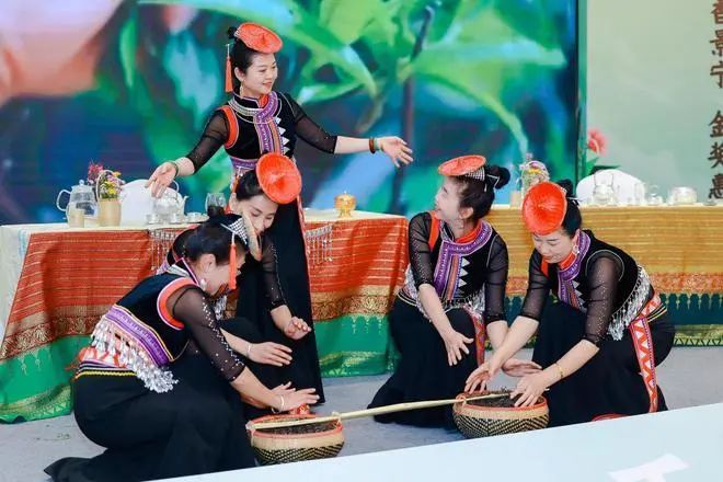 关于首届民族茶艺大赛隆重举行的消息(1)