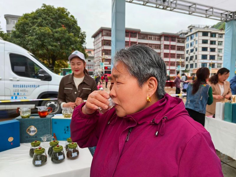 关于40名镇巴“高手”切磋“铁砂掌”的相关信息(7)