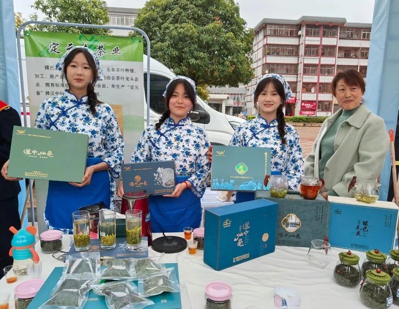 关于40名镇巴“高手”切磋“铁砂掌”的相关信息(8)