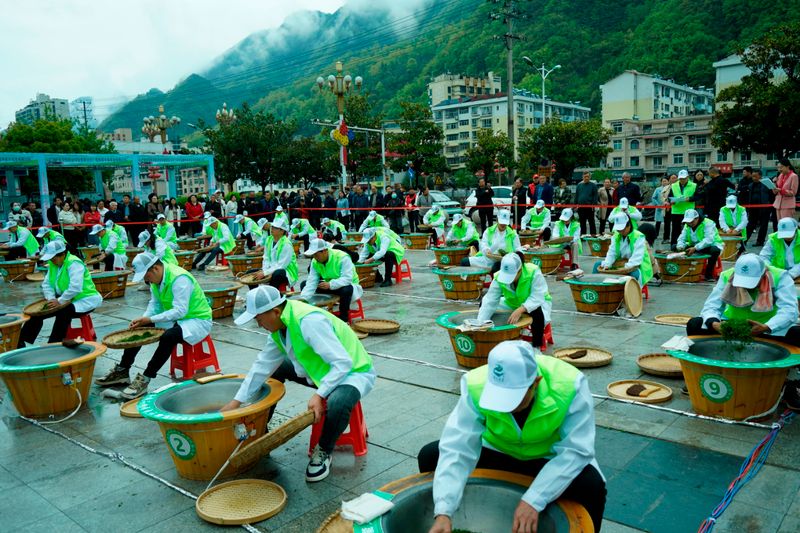 关于40名镇巴“高手”切磋“铁砂掌”的相关信息