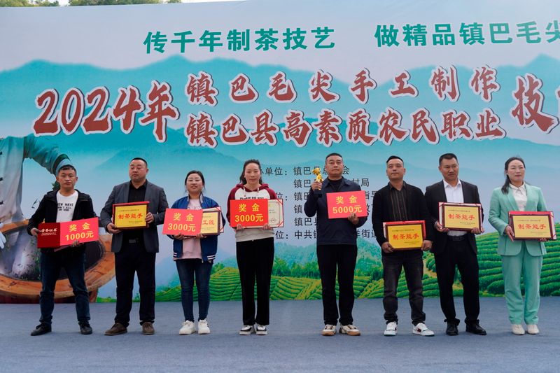 关于40名镇巴“高手”切磋“铁砂掌”的相关信息(13)