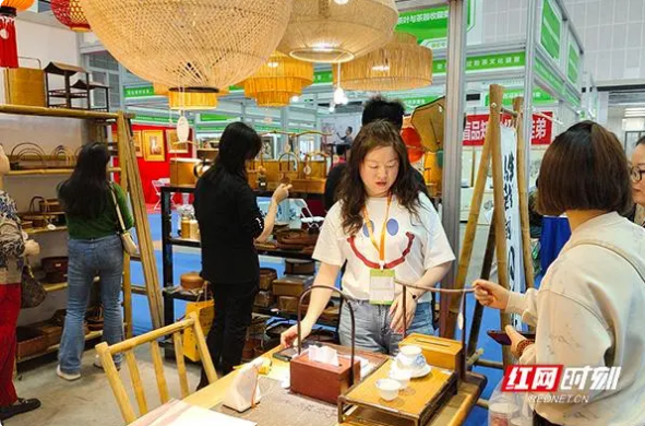 关于繁华似锦春茶香 2024第十六届湖南茶文化节开幕的新闻(1)