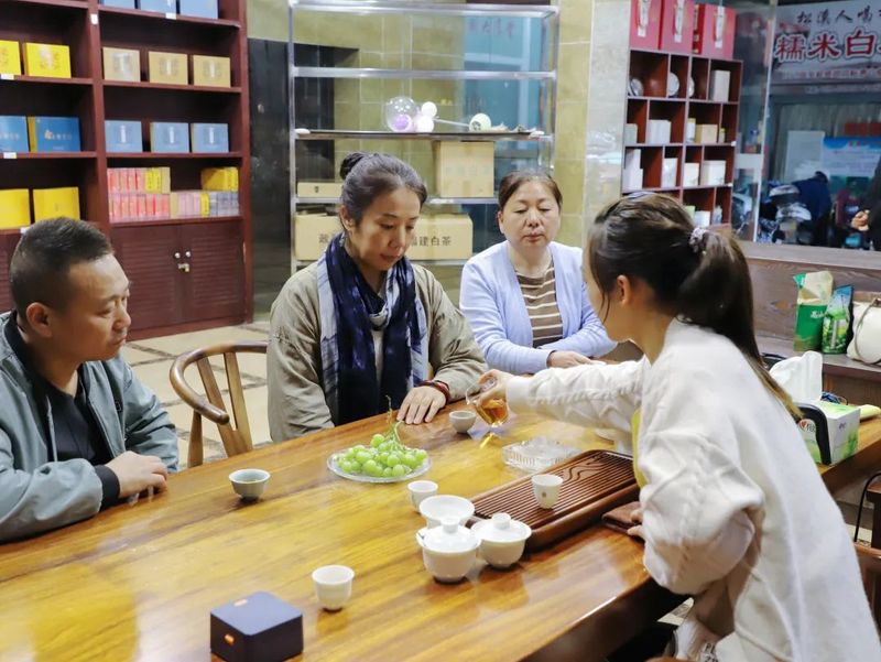 有关于九龙 春茶采摘正当时 好茶引得客商来的新闻(3)