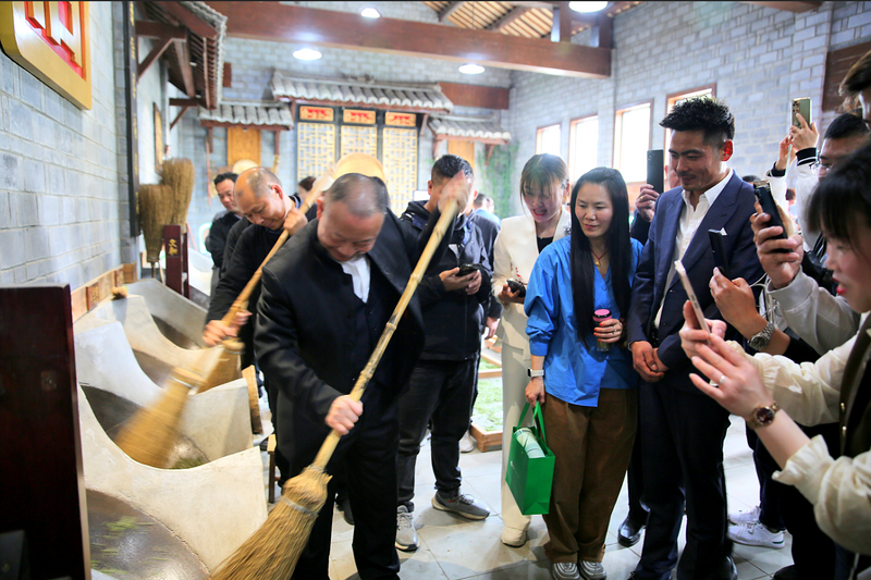 关于好嗨哟！信阳毛尖 网红大咖嗨翻文新春茶节的资讯(13)