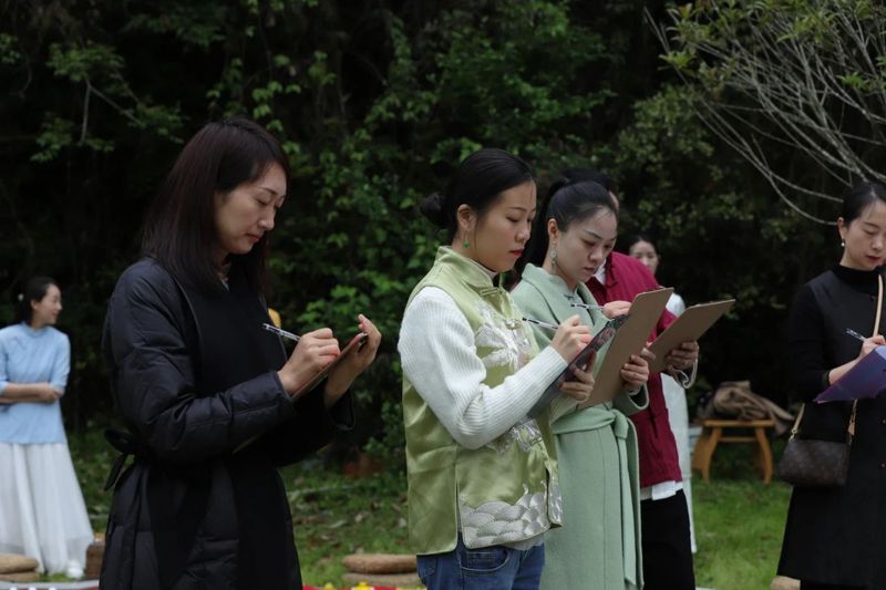 有关于“武夷正岩杯·巾帼风雅颂”最美茶席设计大赛圆满结束的消息(9)