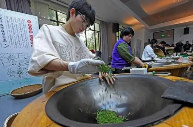 关于西湖龙井炒茶王 “新锐”同场挑“大王”的相关信息(2)