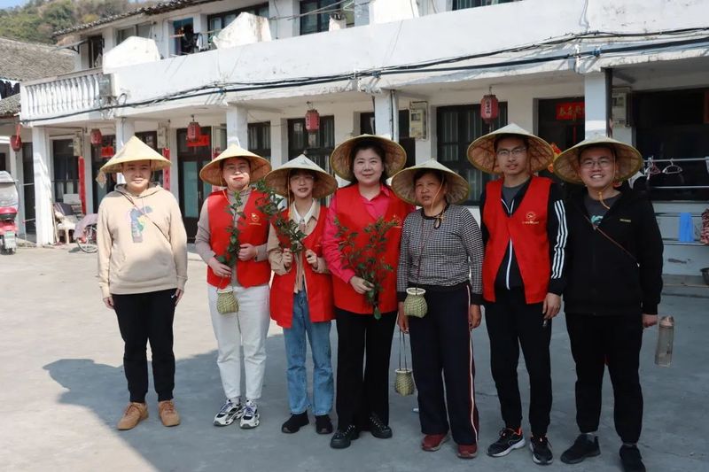 关于春光攥手里，时间抢回来，志愿助农采茶忙的消息